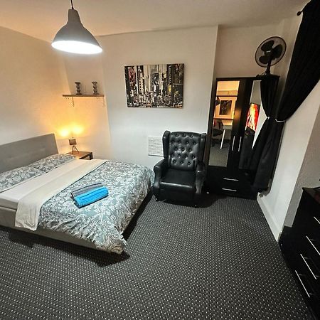 Whitechapel Station Rooms R1 Лондон Экстерьер фото