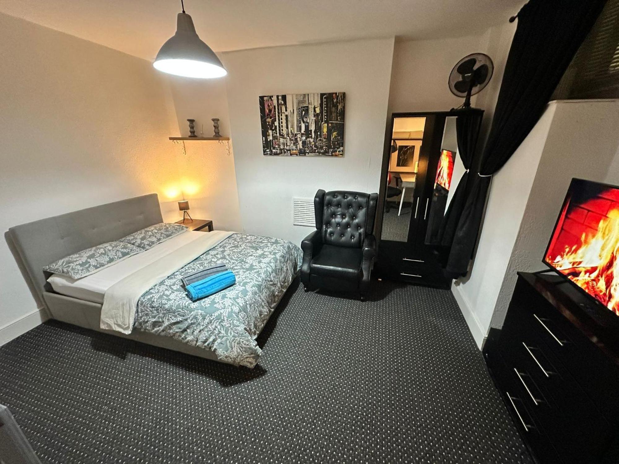 Whitechapel Station Rooms R1 Лондон Экстерьер фото