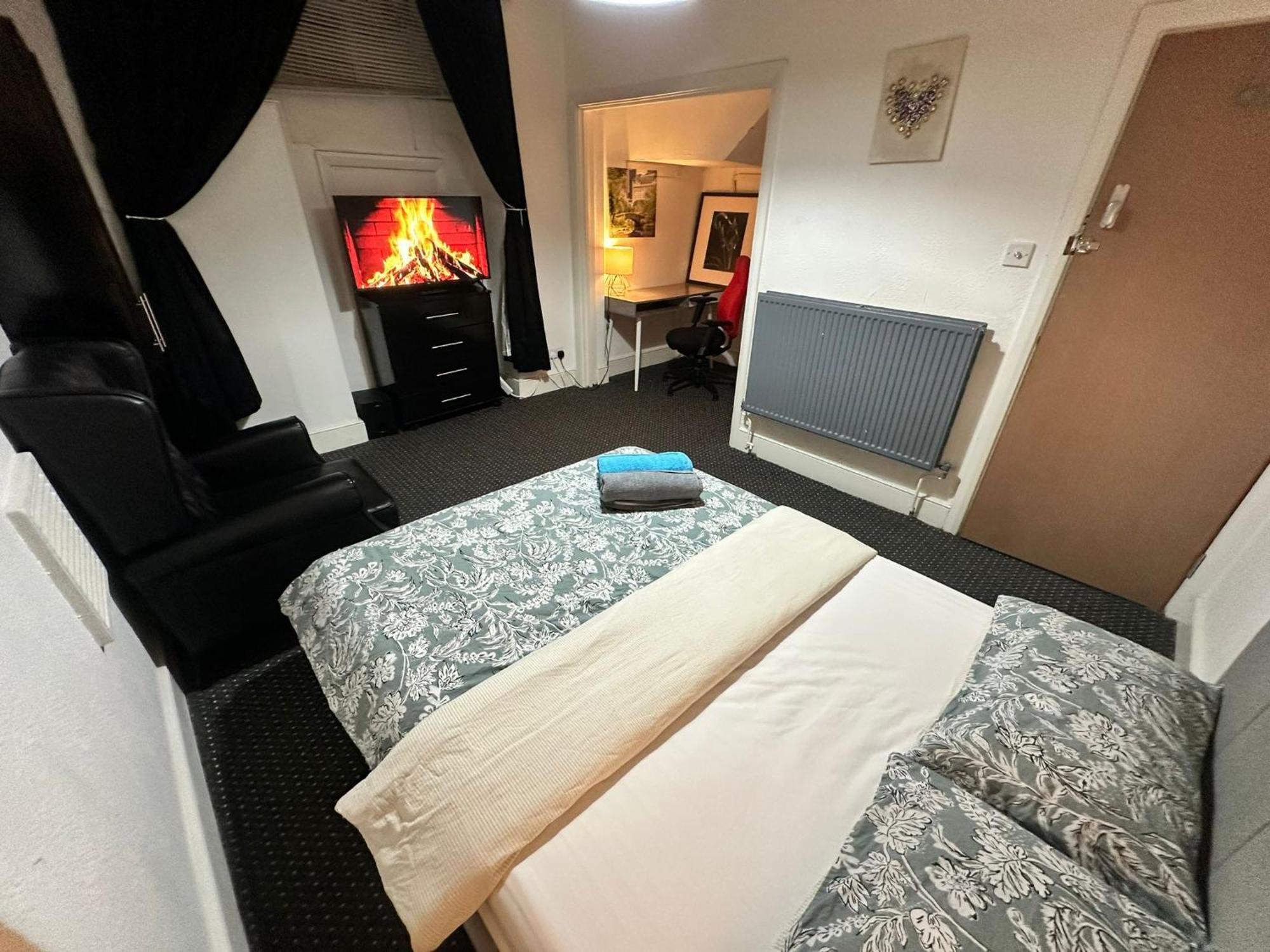 Whitechapel Station Rooms R1 Лондон Экстерьер фото