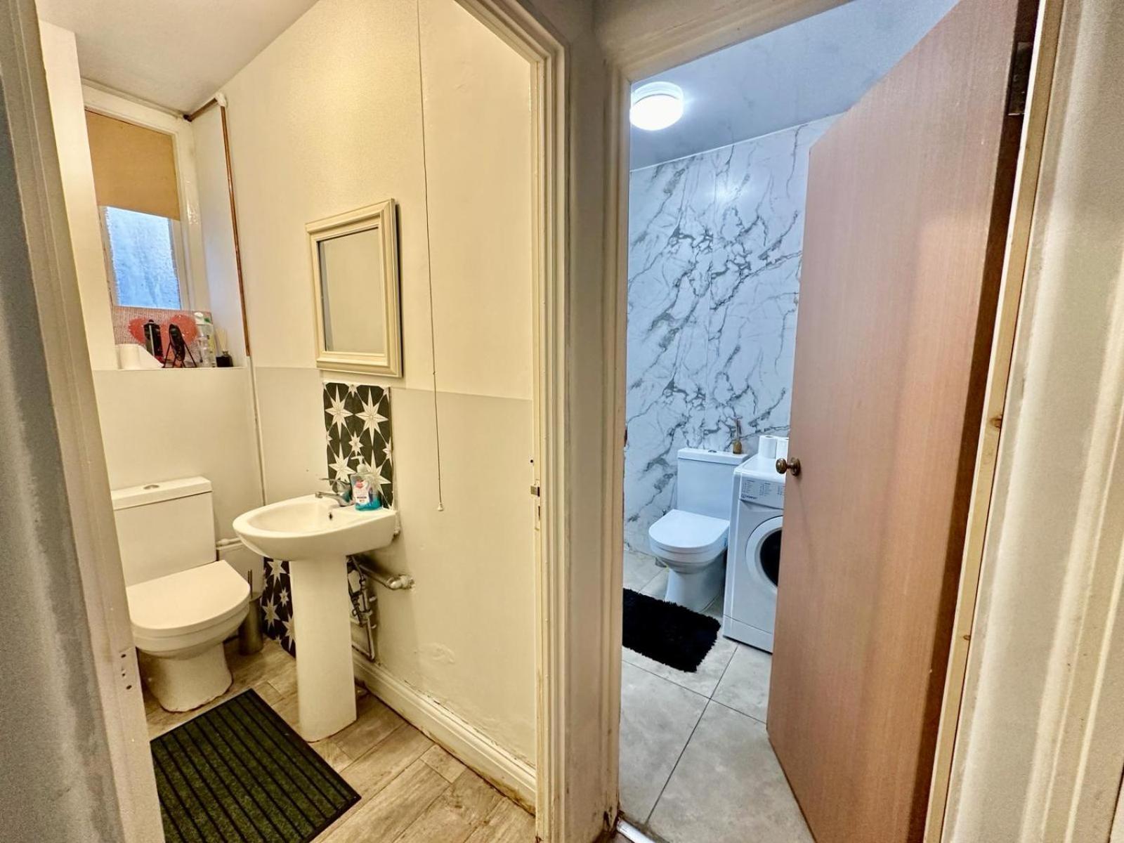 Whitechapel Station Rooms R1 Лондон Экстерьер фото
