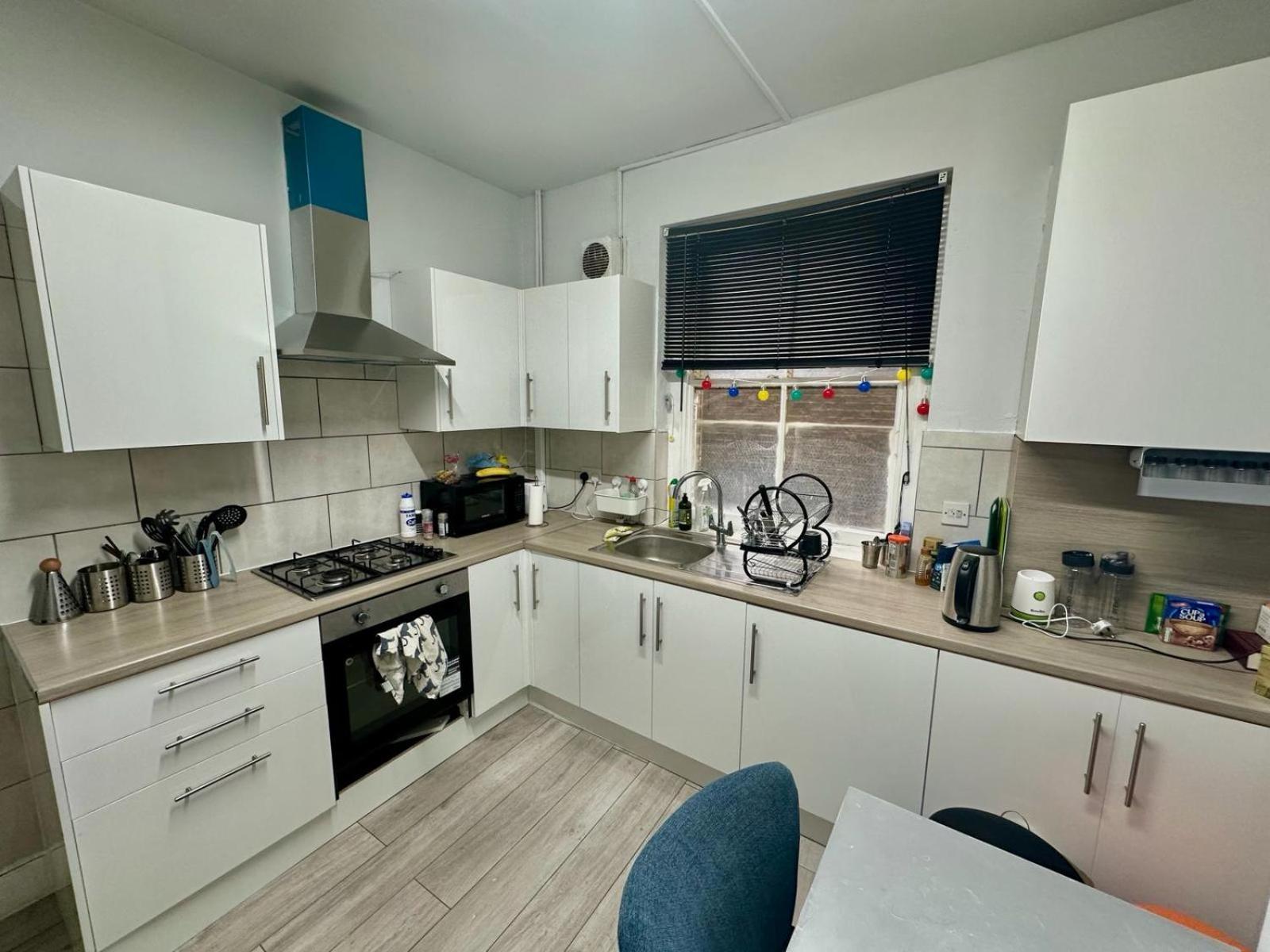 Whitechapel Station Rooms R1 Лондон Экстерьер фото